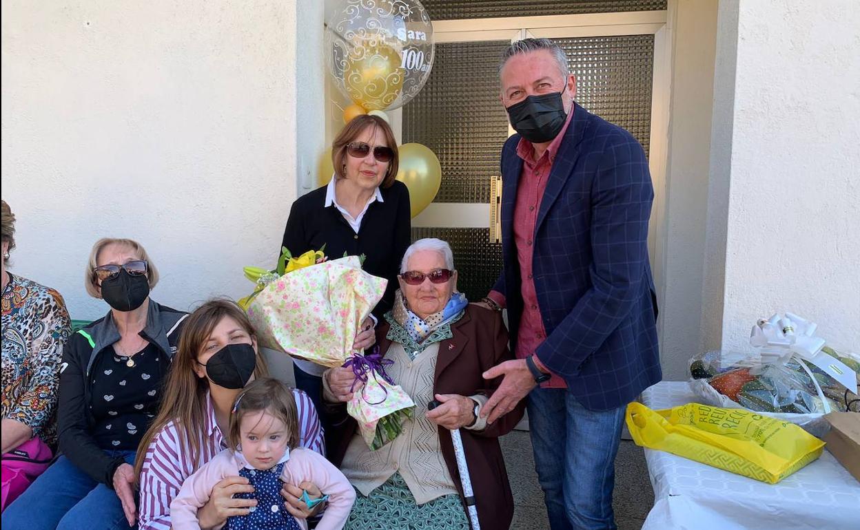 El concejal de Movilidad felicita a Sara Rodríguez por sus 100 años.