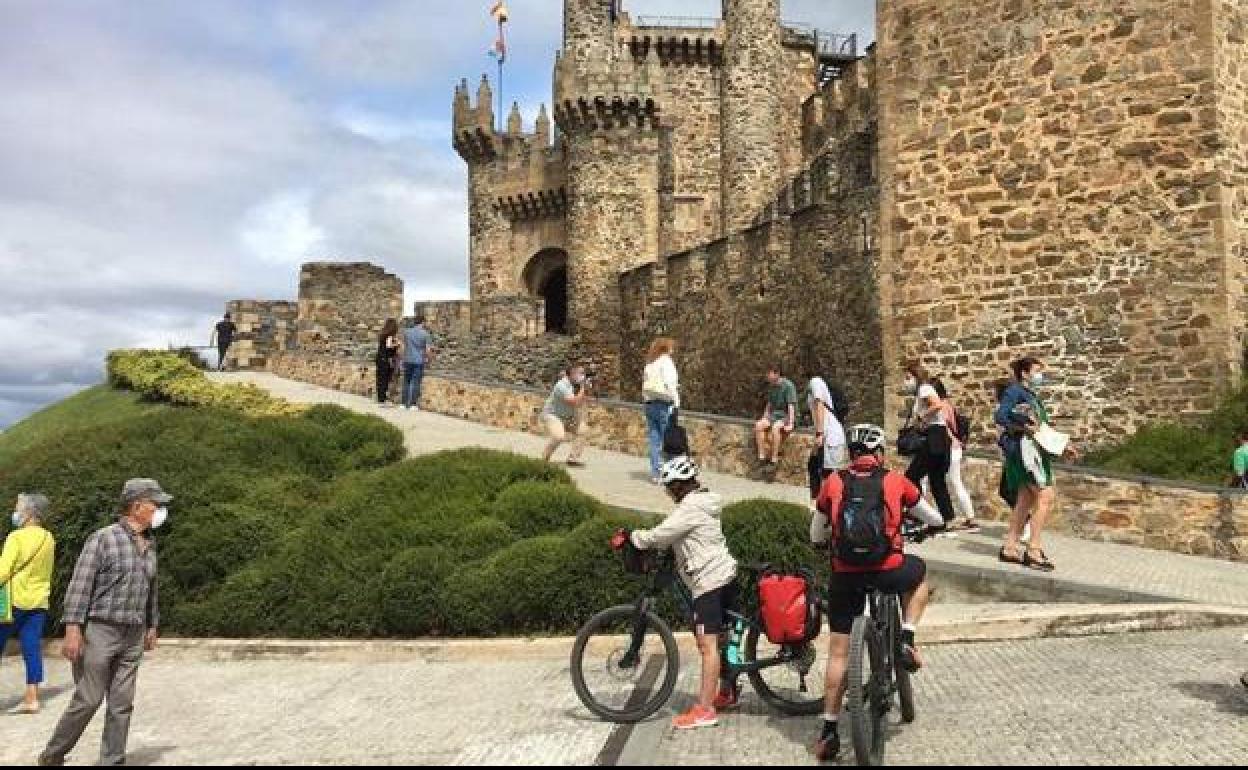 Turistas en el Castillo de los Templarios de Ponferrada.