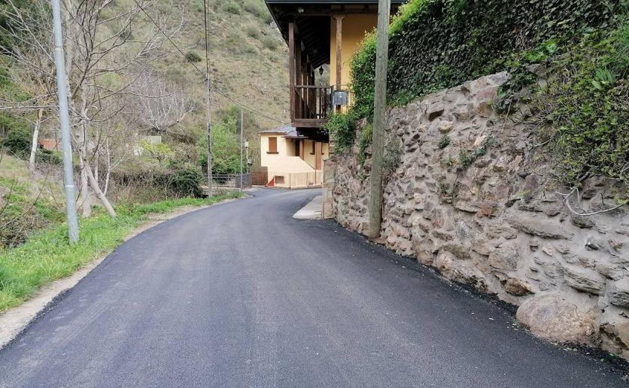 Calzada asfaltada en la localidad de Valdecañada.