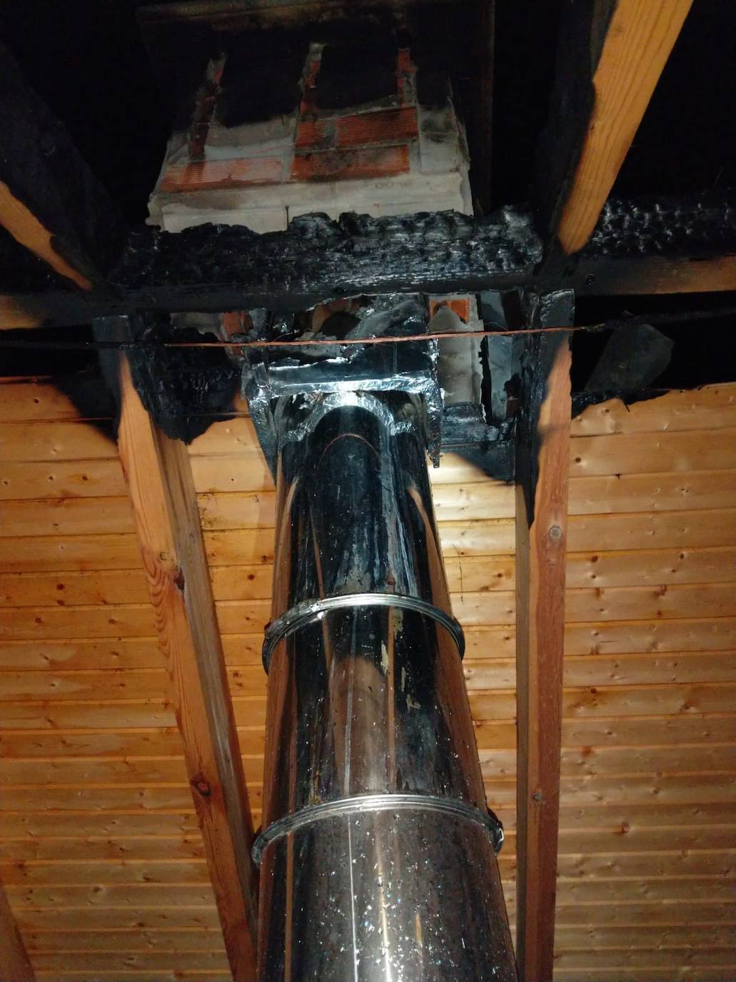 Un incendio calcina parte de la cubierta de una casa en Toral de los Vados.