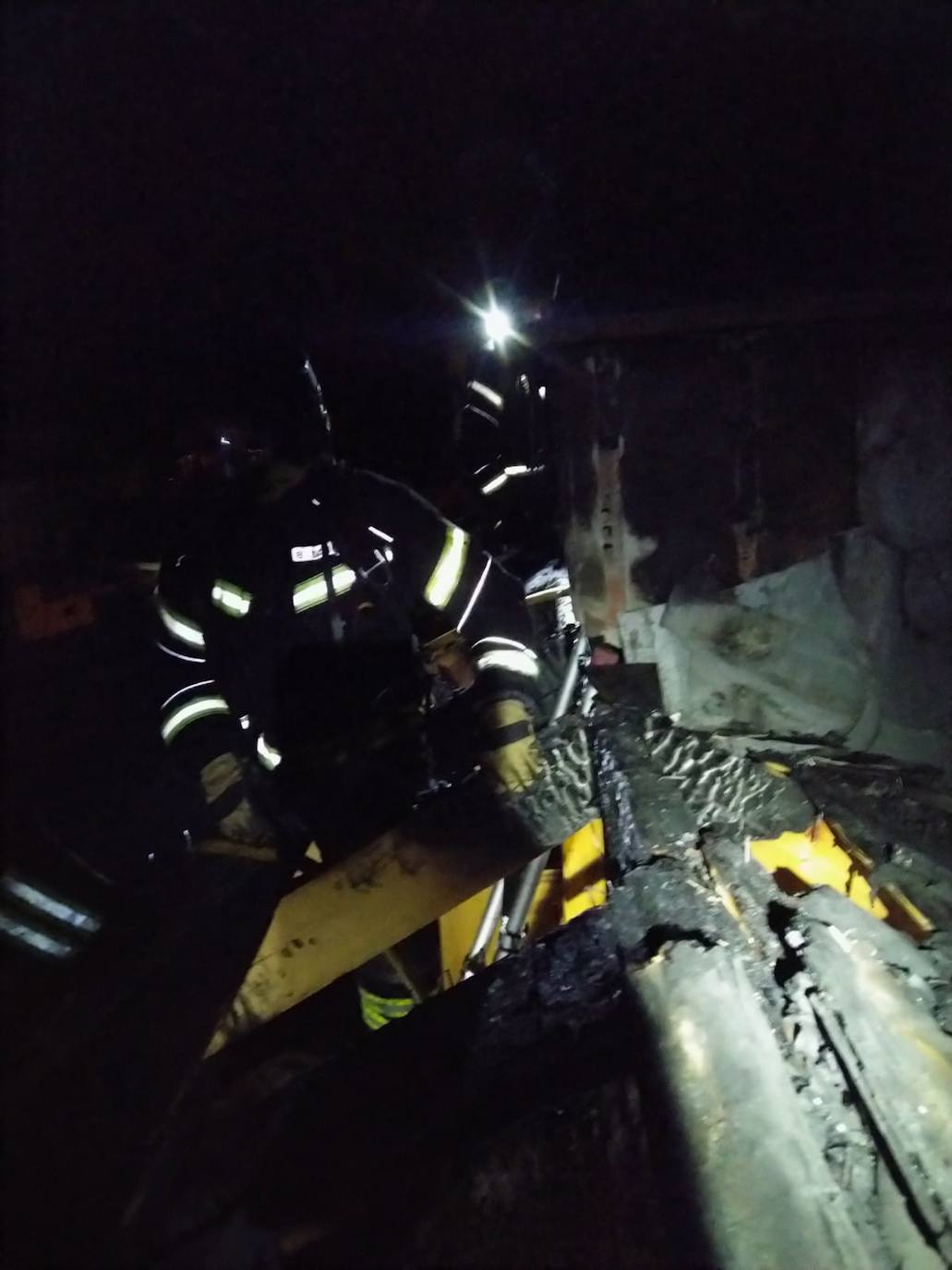 Un incendio calcina parte de la cubierta de una casa en Toral de los Vados.