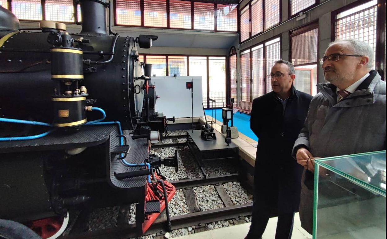 El alcalde de Ponferrada y el gerente de la Fundación, en la visita al Museo del Ferrocarril.