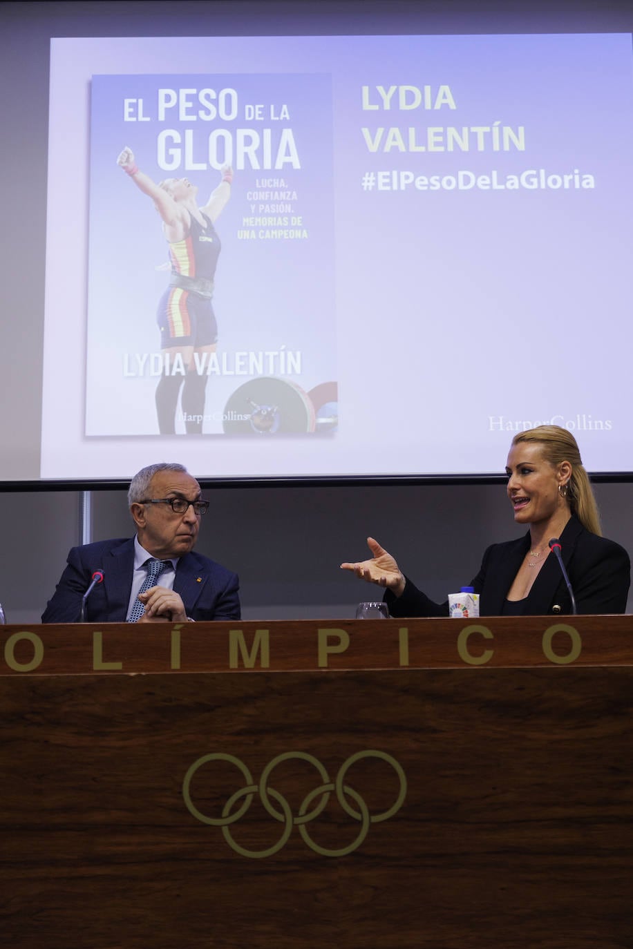 La campeona olímpica Lydia Valentín junto al presidente del Comité Olímpico Español, Alejandro Blanco, presenta 'El Peso de la gloria, las memorias de una leyenda de la halterofilia', este jueves en la sede del COE en Madrid. 