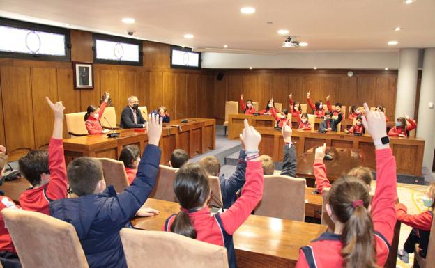 Alumnos del colegio San Ignacio participan en un simulacro de pleno en el Ayuntamiento de Ponferrada
