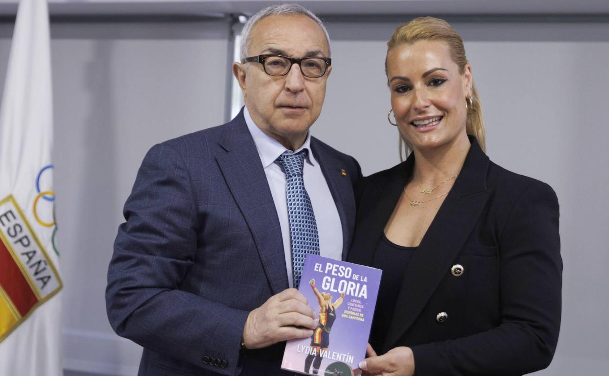 La campeona olímpica Lydia Valentín junto al presidente del Comité Olímpico Español, Alejandro Blanco, presenta 'El Peso de la gloria, las memorias de una leyenda de la halterofilia', este jueves en la sede del COE en Madrid. EFE/Sergio Pérez