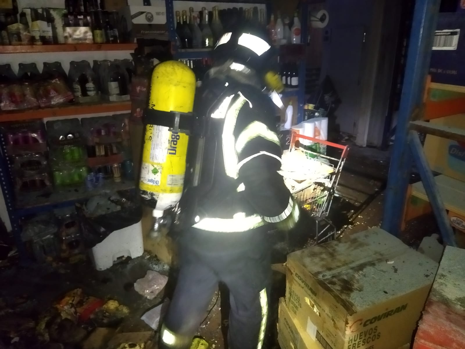 Los Bomberos de Ponferrada ventilaron y localizaron los focos del incendio en el almacén de La Peregrina.