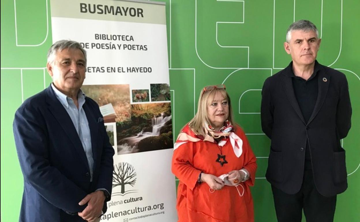 El director de la Uned (D), junto a la poeta y creadora de los Versos en el Hayedo y el coordinador de Proyectos-A Plena Cultura, en la presentación. 