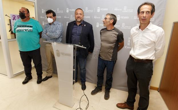 Courel junto a los representantes de la cooperativa hortícola en la presentación del acuerdo de colaboración. 