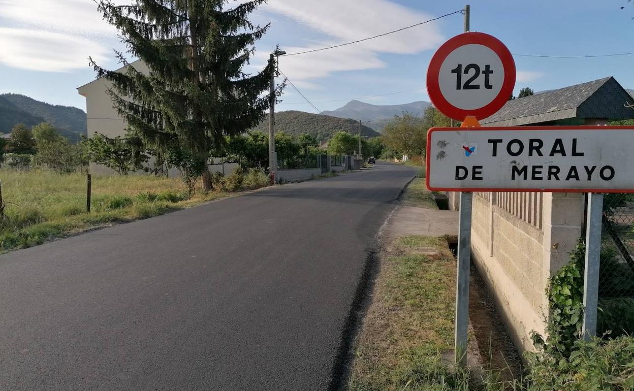 Asfaltado de la carretera de acceso a Toral de Merayo.