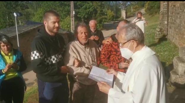 El peregrino italiano Riccardo Puelli, en el acto de apertura de la Puerta del Perdón en Villafranca del Bierzo.