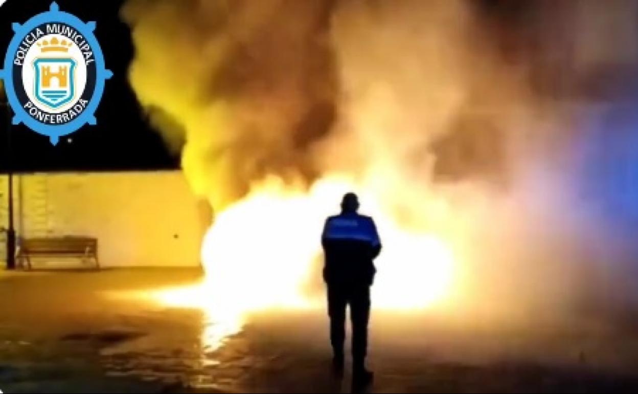 Incendio de un coche en Santo Tomás de las Ollas.