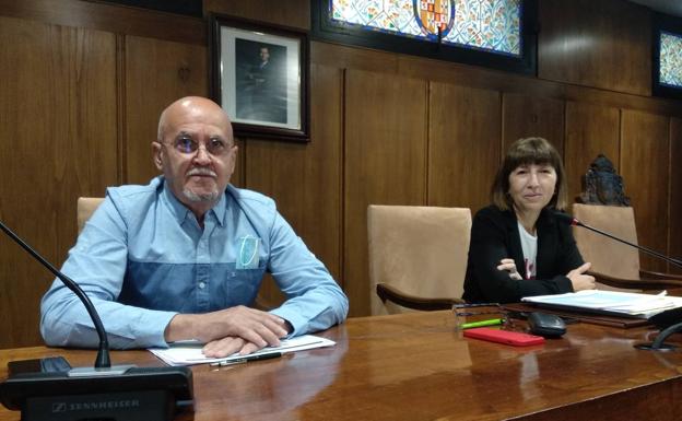 Los concejalesde Hacienda, Mabel Fernández, y de Urbanismo, Pedro Fernández, durante la presentación de las actuaciones. 