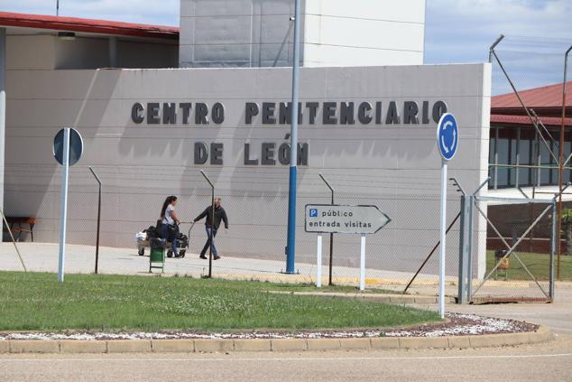 El Juzgado concede la libertad condicional a Pedro Muñoz con medidas cautelares. EL interno ha abandonado la prisión minutos antes de las cuatro de la tar. El exconcejal de Ponferrada ha cumplido dos años de prisión y queda en libertad a la espera de juicio oral. Tendrá que llevar una pulsera de seguimiento, comparecer en el Juzgado y no podrá acercarse a 500 metros de la víctima © leonoticias [Prohibida su reproducción total o parcialmente]. 