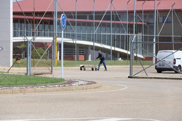 El Juzgado concede la libertad condicional a Pedro Muñoz con medidas cautelares. EL interno ha abandonado la prisión minutos antes de las cuatro de la tar. El exconcejal de Ponferrada ha cumplido dos años de prisión y queda en libertad a la espera de juicio oral. Tendrá que llevar una pulsera de seguimiento, comparecer en el Juzgado y no podrá acercarse a 500 metros de la víctima © leonoticias [Prohibida su reproducción total o parcialmente]. 