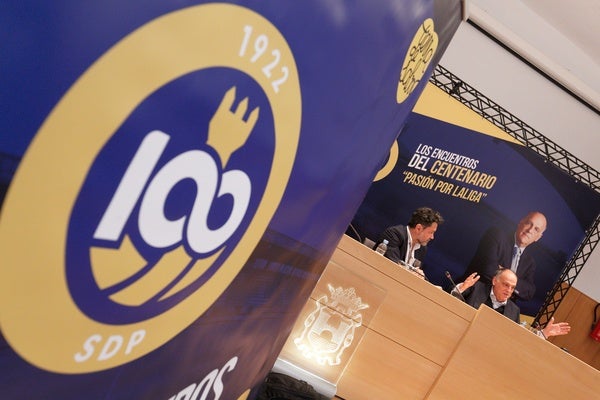 Javier Tebas participa en los 'Encuentros del Centenario' de la SD Ponferradina.