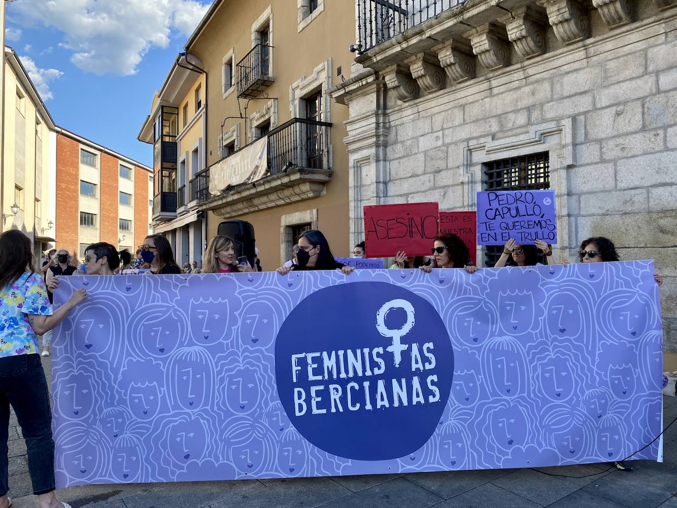 Fotos: Feministas Bercianas se concentran en contra de la puesta en libertad de Pedro Muñoz