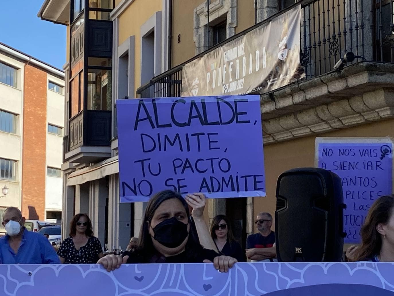 Fotos: Feministas Bercianas se concentran en contra de la puesta en libertad de Pedro Muñoz