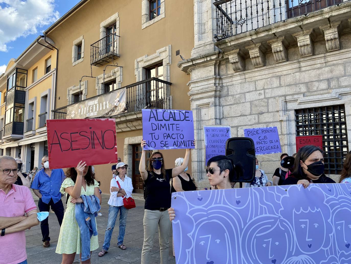 Fotos: Feministas Bercianas se concentran en contra de la puesta en libertad de Pedro Muñoz