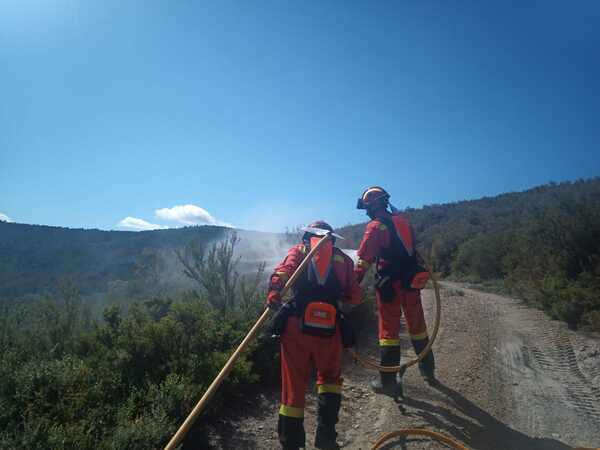 Ejercicios de formación en lucha contra incendios forestales del batallón de emergencias de la UME en Vega de Espinareda.