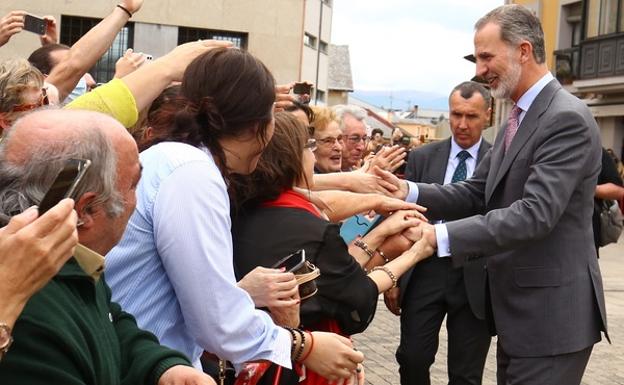 Los ponferradinos y ponferradinas han abarrotado la plaza del Ayuntamiento par recibir al monarca.