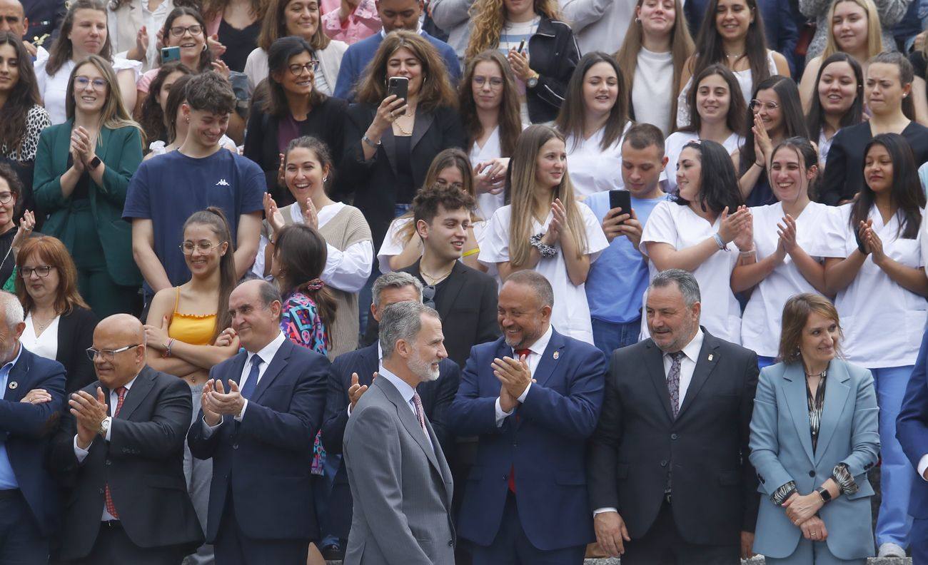 Felipe VI revivindica a El Bierzo en una visita histórica. El monarca llega a la capital del Bierzo 25 años después de que pisara la misma tierra como príncipe. El rey preside el acto de clausura del XXV Aniversario del Campus de Ponferrada de la Universidad de León.