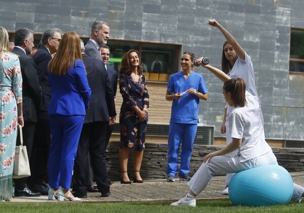Alumnos de Grado de Fisioterapia explicaron al rey las nuevas terapias de entrenamiento para el embarazo y el postparto.