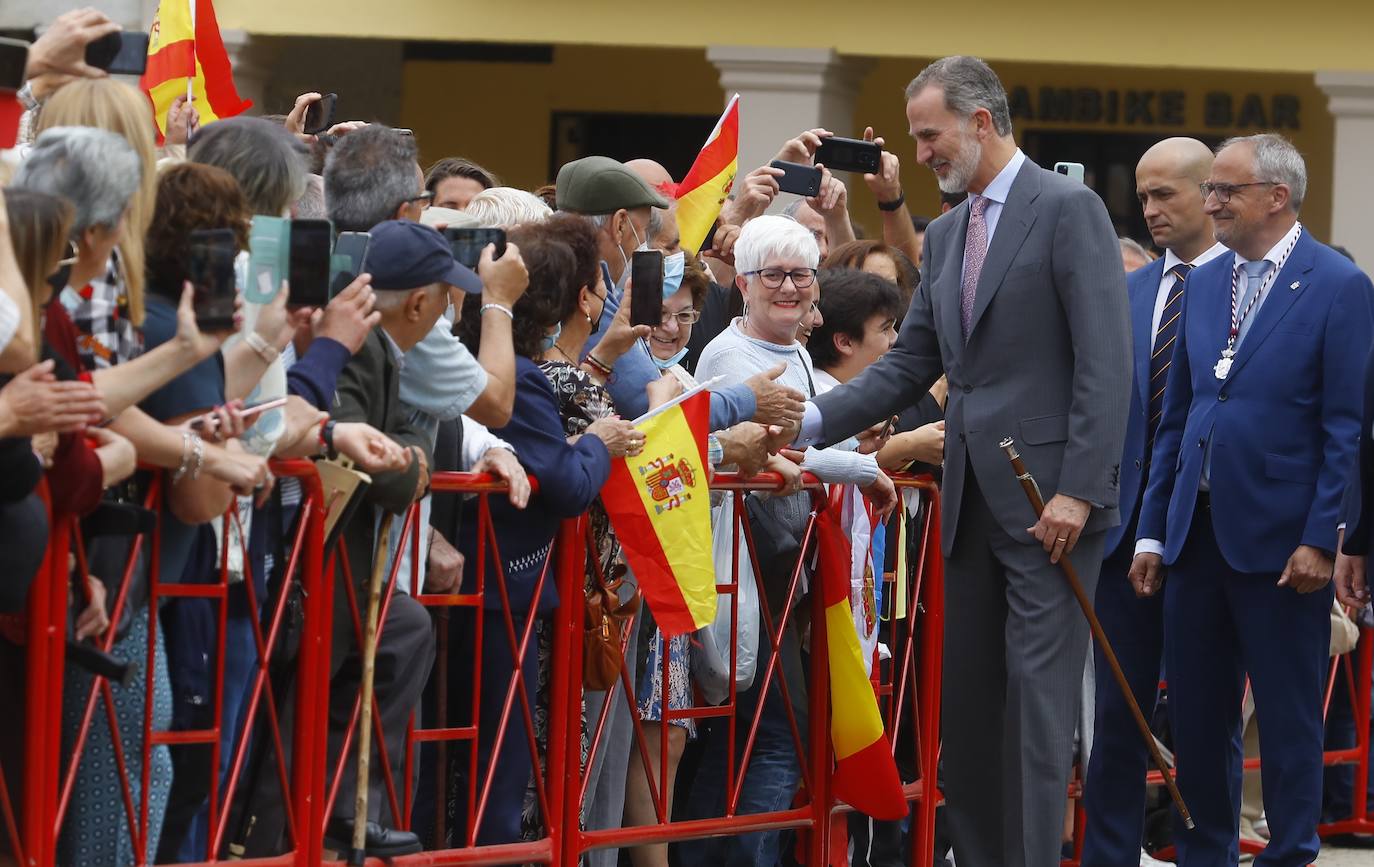 Felipe VI saluda a los ponferradinos.