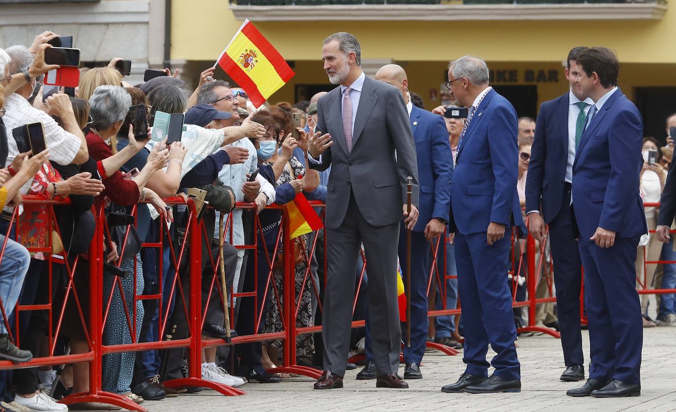 Felipe VI saluda a los ponferradinos.