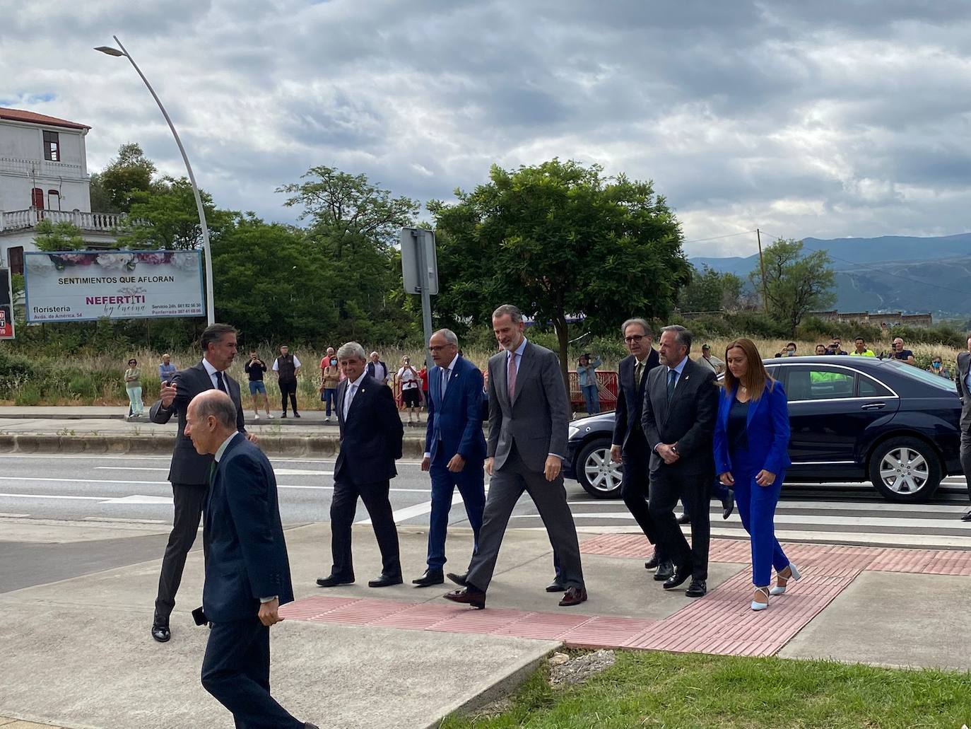 El rey Felipe VI ante el Campus de Ponferradda junto al presidente de la Junta, el alcalde, el ministro de Universidades, la delegada del Gobierno y el rector de la ULE.