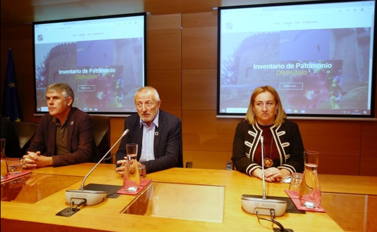 El director general de Ciuden, Arsenio Terrón (C), junto al director de la Uned de Ponferrada, Jorge Vega (I) y la presidenta del IEB, Patricia Pérez, en la presentación.