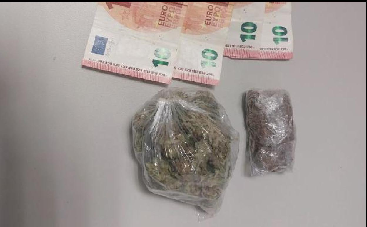 Imagen del dinero y la droga intervenida por la Policía Municipal.