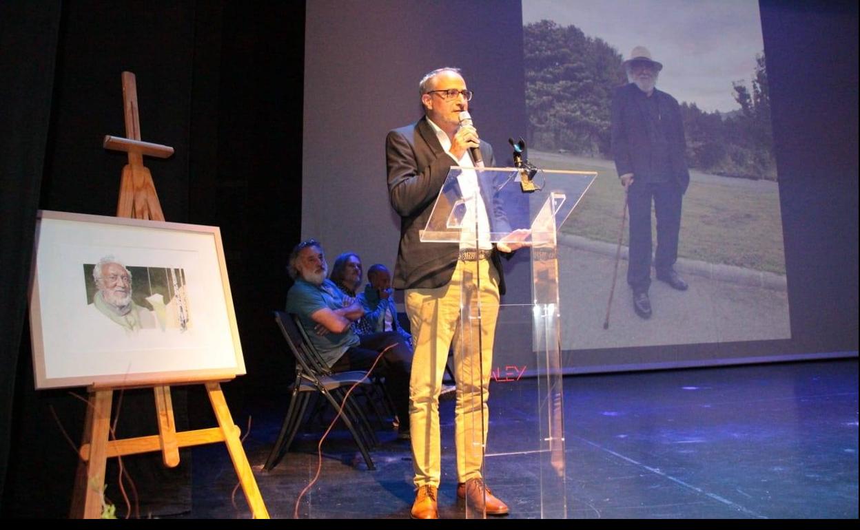 El alcalde de Ponferrada, en el acto 'Fernando Fueyo en el recuerdo', en homenaje al artista.