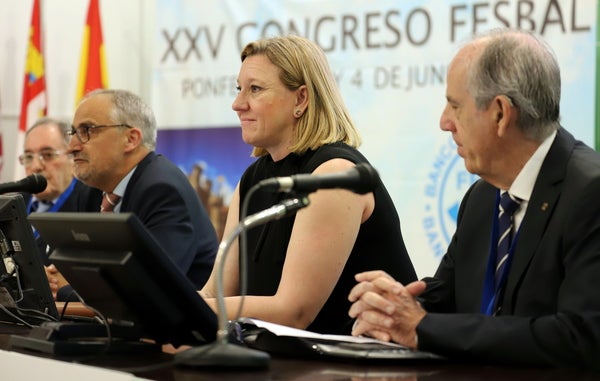 La consejera de Familia, Isabel Blanco, el alcalde de Ponferrada, Olegario Ramón, y el presidente de Fesbal, Pedro Miguel Llorca, inauguran el XXV Congreso de la Federación de Bancos de Alimentos.