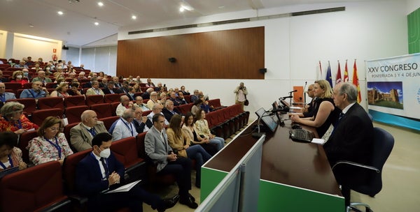 La consejera de Familia, Isabel Blanco, el alcalde de Ponferrada, Olegario Ramón, y el presidente de Fesbal, Pedro Miguel Llorca, inauguran el XXV Congreso de la Federación de Bancos de Alimentos.