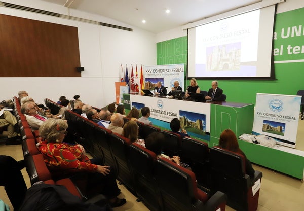 La consejera de Familia, Isabel Blanco, el alcalde de Ponferrada, Olegario Ramón, y el presidente de Fesbal, Pedro Miguel Llorca, inauguran el XXV Congreso de la Federación de Bancos de Alimentos.