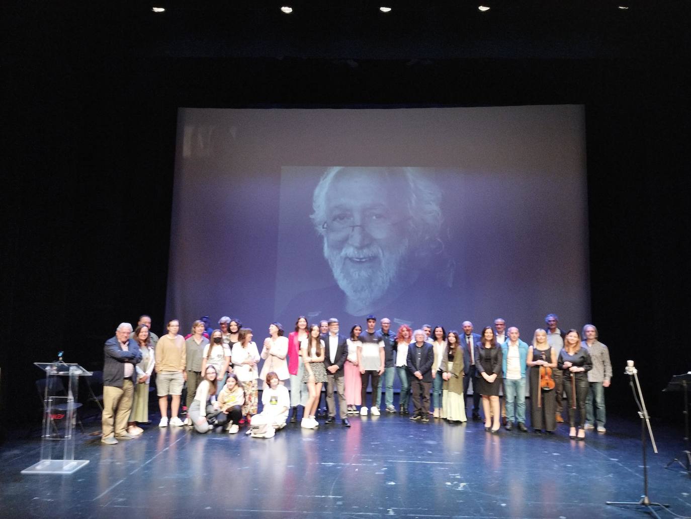 Ponferrada participó en Asturias en el homenaje póstumo a Fernando Fueyo, el pintor de la glicinia del Museo de la Radio.