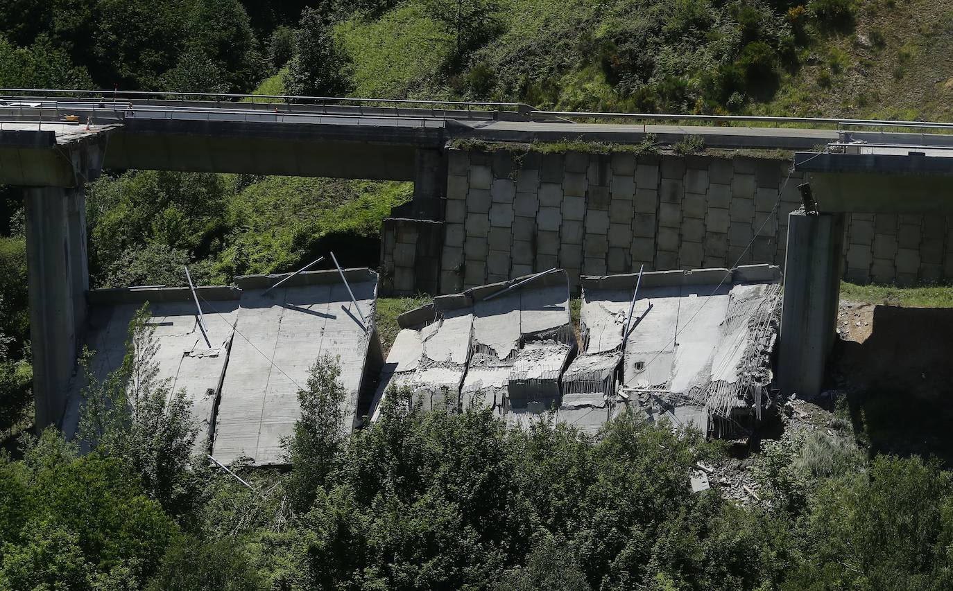 Derrumbe de parte del viaducto del Castro en el municipio de Vega de Valcarce.