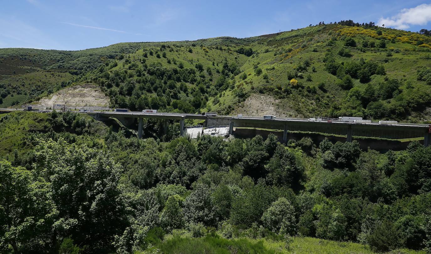 Derrumbe de parte del viaducto del Castro en el municipio de Vega de Valcarce.