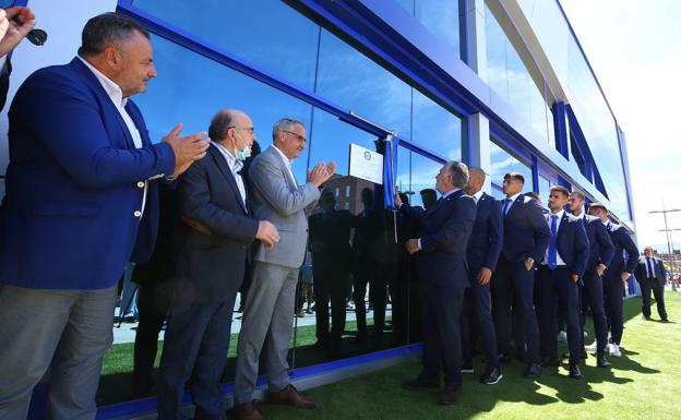 Galería. Descubrimiento de una placa en El Toralín.