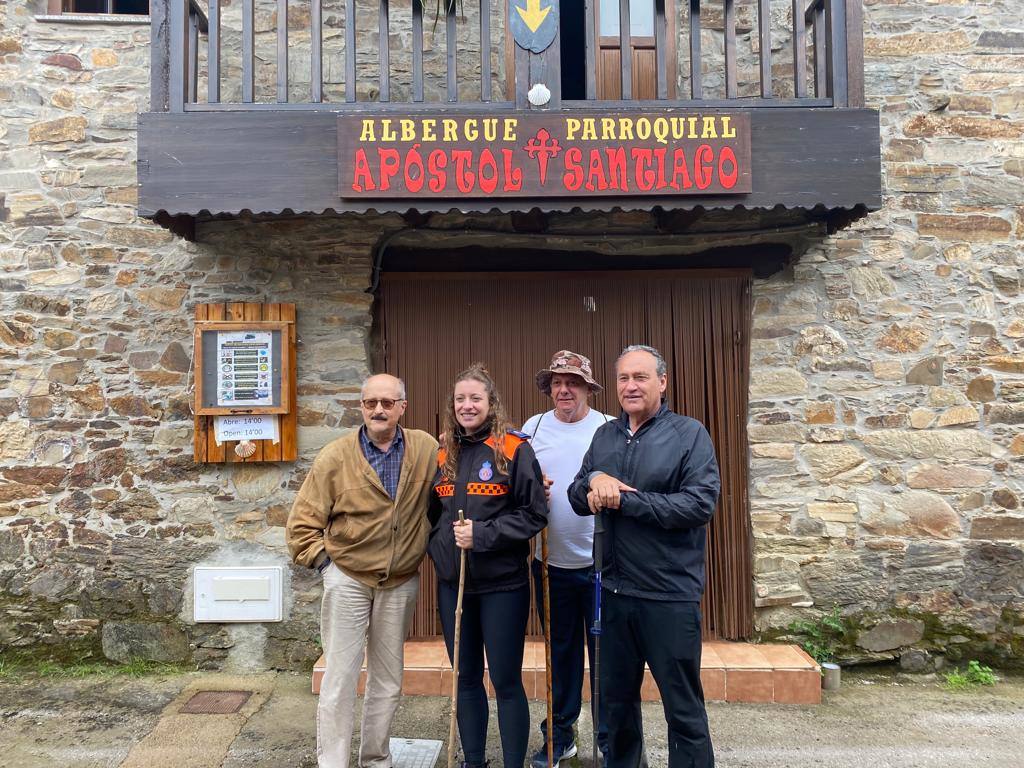 Fotos: La delegada de la Junta realiza la primera etapa del Camino en el Bierzo