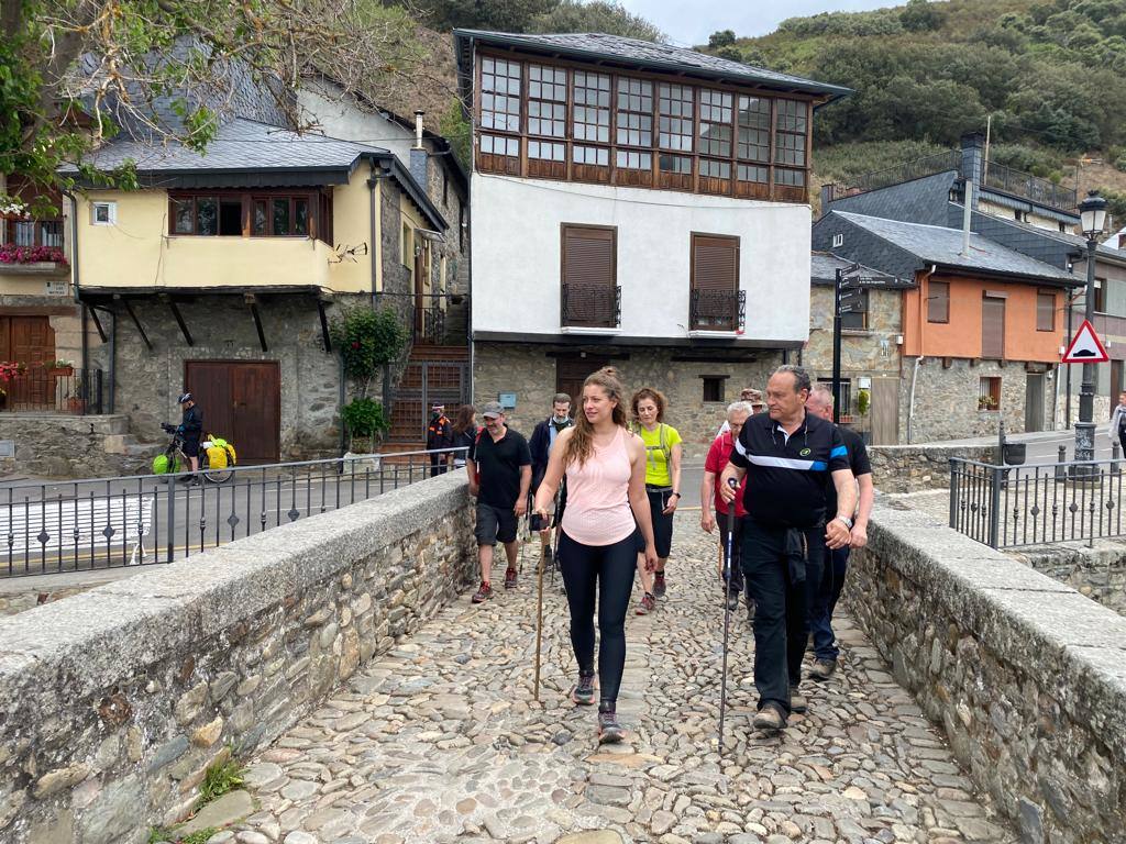 Fotos: La delegada de la Junta realiza la primera etapa del Camino en el Bierzo