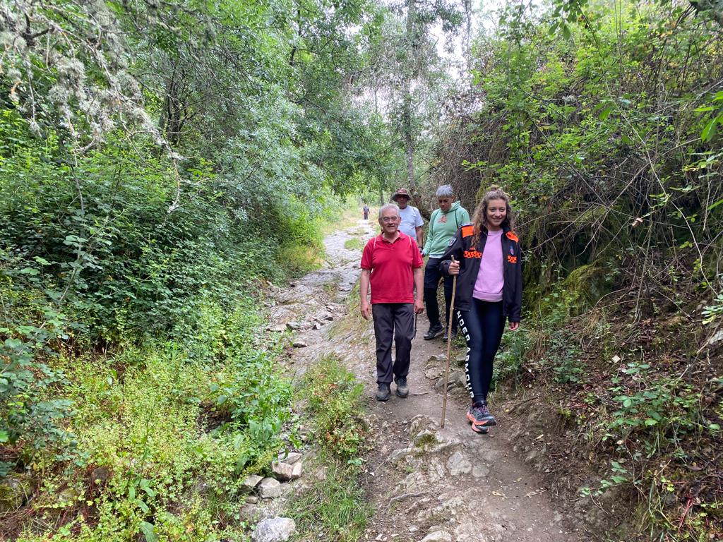 Fotos: La delegada de la Junta realiza la primera etapa del Camino en el Bierzo