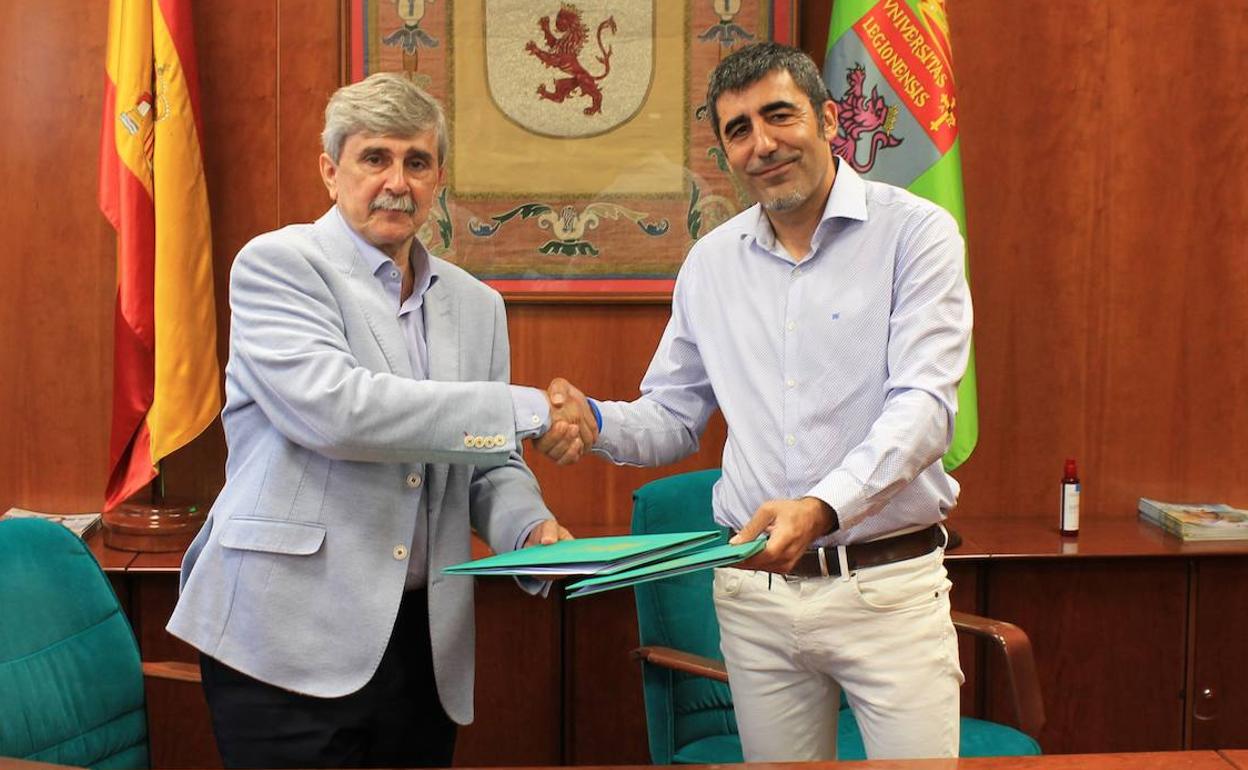 El rector de la ULE, Juan Francisco García Marín, y el presidente del Club de Baloncesto Ciudad de Ponferrada, Óscar García Franco, en la firma del acuerdo.