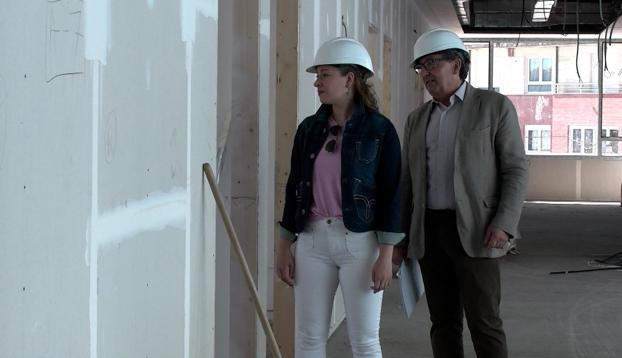 La delegada de la Junta, Ester Muñoz junto al gerente de Atención Primaria, Juanj Luis Burón.