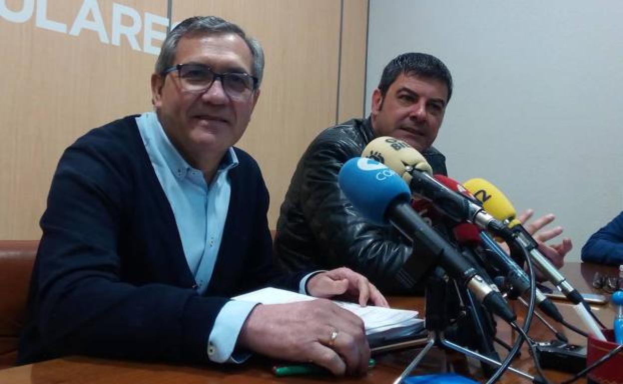 Los concejales del PP de Cacabelos, Adolfo Canedo y José Manuel Cela.