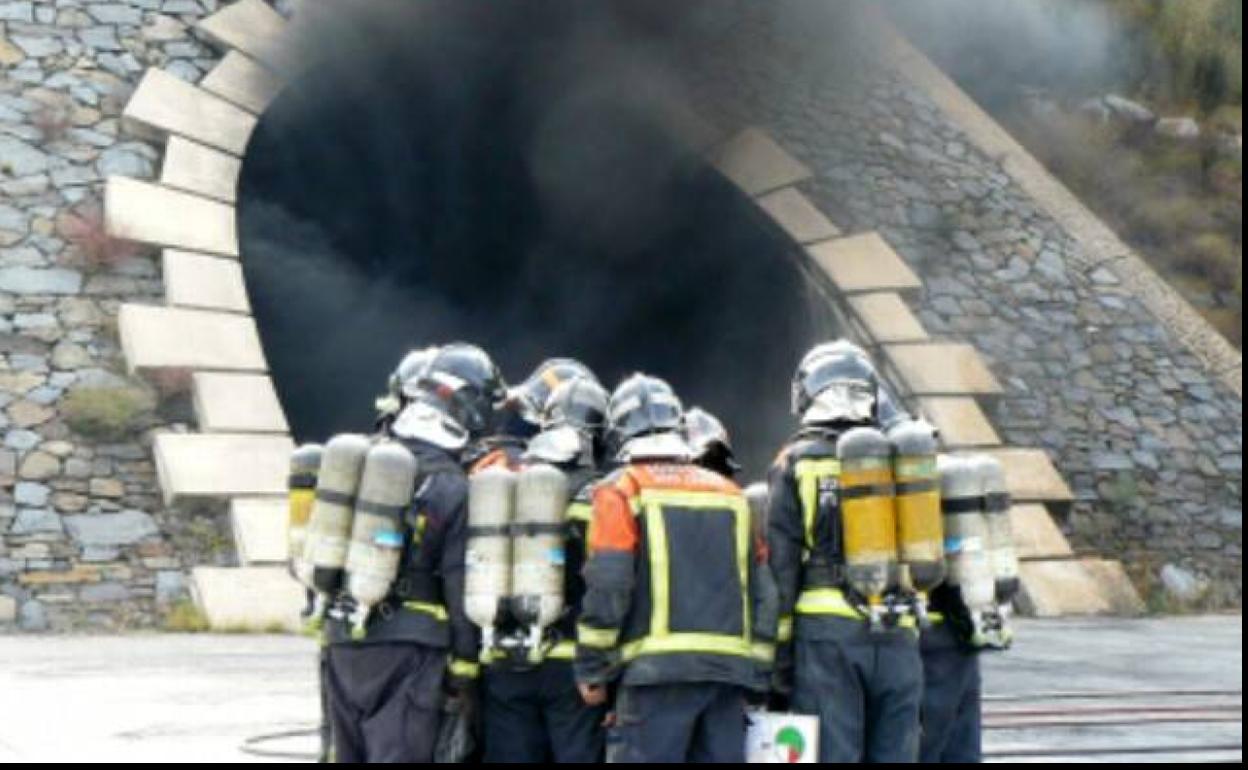 Bomberos y cuerpos de emergencias participarán en la Escuela Laboral del Bierzo en un curso de incendios en túneles.