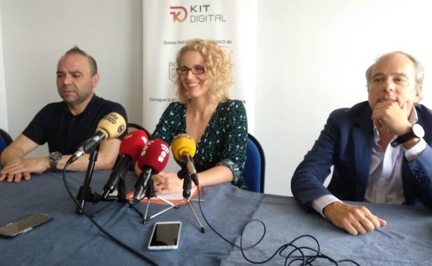 El presidente de Templarium (I) junto a la representante de Byte Factory y el asesor e integrante de la Asociación de Comercio Urbano de Ponferrada, en su comparecencia.
