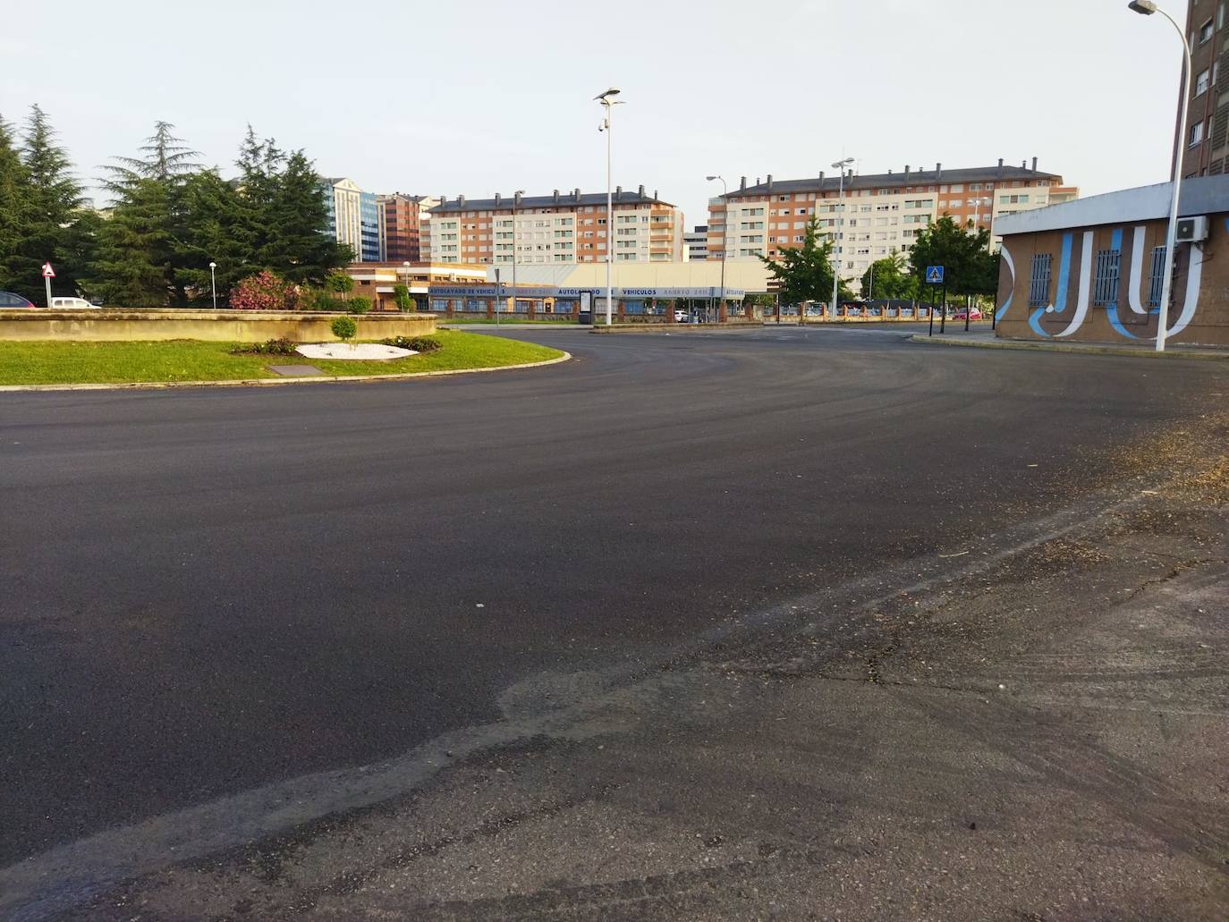 Ponferrada regenera el asfalto en puntos neurálgicos de la ciudad.