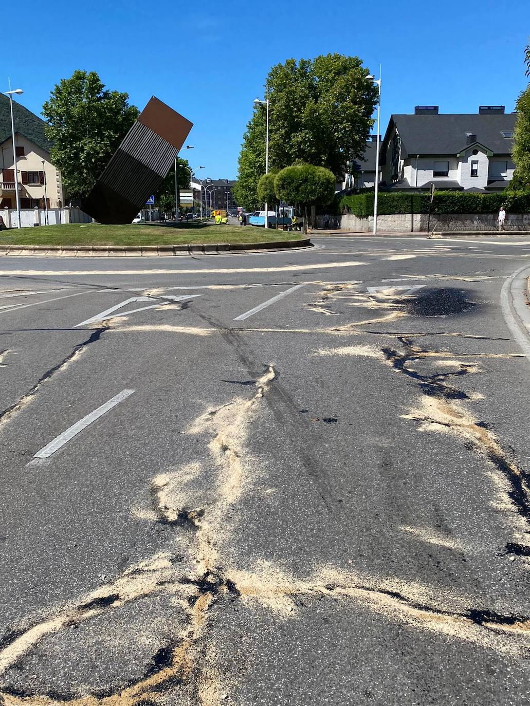 Ponferrada regenera el asfalto en puntos neurálgicos de la ciudad.
