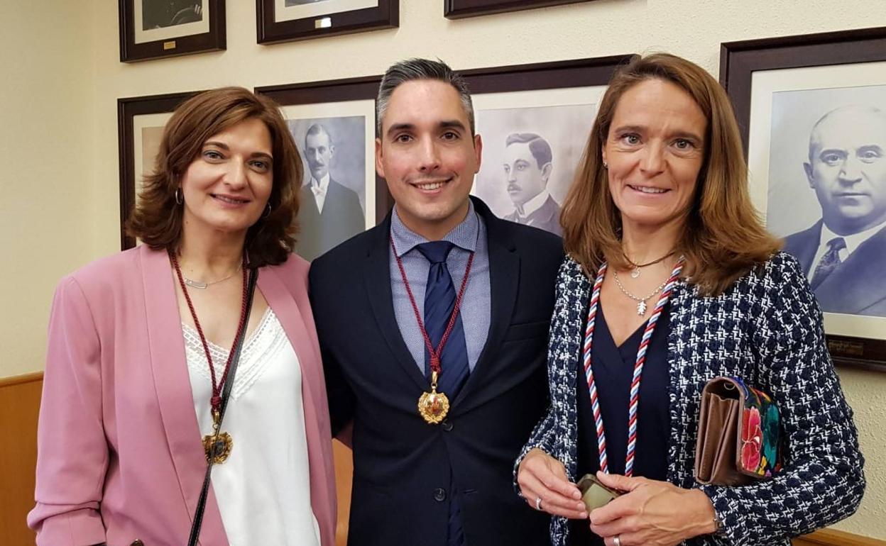 Imagen de los tres concejales del PP en el Ayuntamiento de Bembibre.